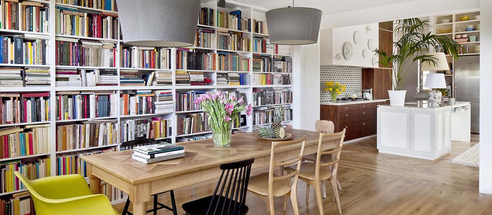 Jadalnia na tle domowej biblioteki