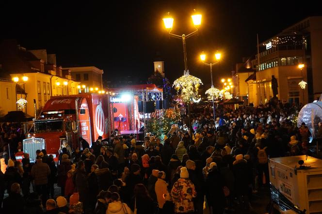 Ciężarówka Coca-cola w Białymstoku! Świąteczna atrakcja przyciągnęła tłumy mieszkańców na Rynek Kościuszki