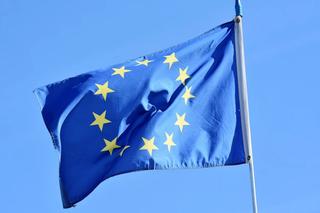 Flagi Unii Europejskiej w całej Warszawie. Dlaczego i gdzie się pojawiły? 