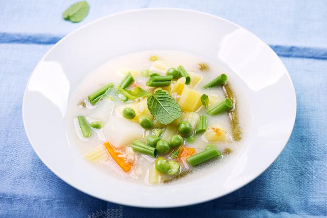 Aksamitna zupa z mrożonych warzyw: przepis na kremową zupę warzywną