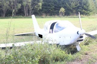 Nisko lecący samolot uderzył podwoziem mężczyznę. Są zdjęcia z miejsca wypadku