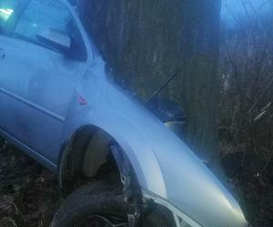 Ford roztrzaskał się na drzewie. 27-letni legniczanin zginął na miejscu