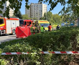 Auto wjechało w przystanek w Warszawie. Dwie osoby nie żyją