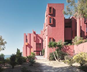 Ikony postmodernizmu: Muralla Roja projektu Ricardo Bofilla