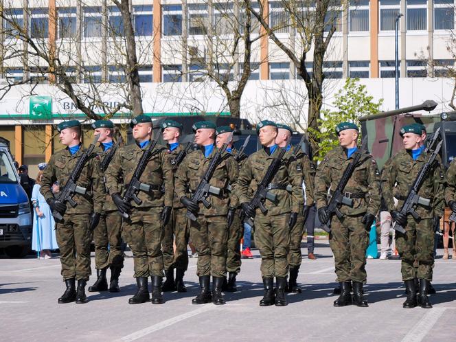 Ponad stu żołnierzy na Placu Solidarności w Olsztynie. Złożyli uroczystą przysięgę [ZDJĘCIA]