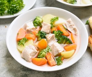 Sycąca zupa brokułowa z kurczakiem