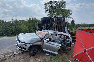 Tragiczny wypadek pod Giżyckiem. W zderzeniu skody z ciężarówką zginęła 66-latka [ZDJĘCIA]