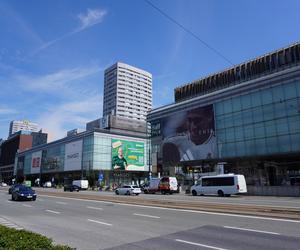 Nie udało się jedynie określić lokalizacji perfumerii przedstawionej w czołówce (są tam Alina i Danka). Ale być może był to punkt znajdujący się w tzw. Ścianie Wschodniej poprowadzonej wzdłuż ulicy Marszałkowskiej