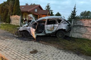 Lisewo Malborskie. Pożar auta po uderzeniu w słup energetyczny. Dwie osoby uratowali świadkowie.