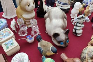 Wyjątkowe antyki ponownie zagościły na Placu Zamkowym w Lublinie. Tak wygląda wrześniowa Lubelska  Giełda Staroci [GALERIA]