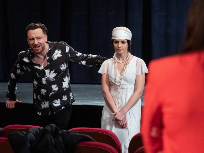 Na Wspólnej odc. 3273. Marta (Joanna Jabłczyńska), reżyser Halicki (Adam Szczyszczaj), aktorka (Sylwia Gola)