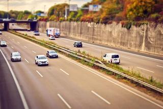 Jak utworzyć korytarz życia na autostradzie lub drodze ekspresowej? [AUDIO]
