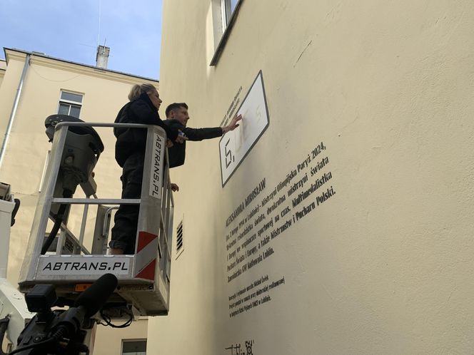 Mural z Aleksandrą Mirosław jest już zaktualizowany. Olimpijka z autorem projektu wymalowała rekord świata