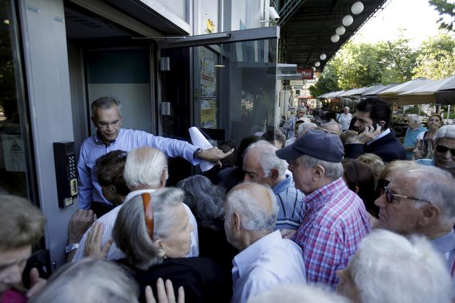 Grecja otwiera banki. Co drugi Niemiec chce wyjścia Aten z eurogrupy