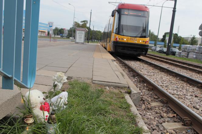 Czterolatek zginął ciągnięty przez tramwaj po torowisku. W miejscu tragedii wciąż płoną znicze