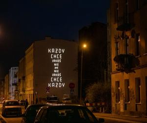 „Każdy chce jakoś nie żyć”. Nowy artystyczny neon w Łodzi