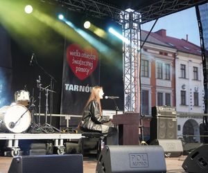 Na rynku w Tarnowie trwa koncert 33. Finału Wielkiej Orkiestry Świątecznej Pomocy. Tak bawią się mieszkańcy miasta