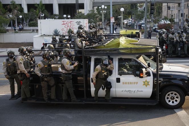 Protesty w Los Angeles coraz silniejsze. Emocje podsycają fałszywe zdjęcia i teorie spiskowe