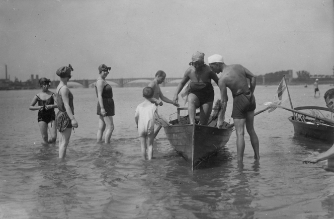 Imprezy na plaży, siatkówka i... zapasy! Zobaczcie, jak warszawiacy kiedyś spędzali lato [GALERIA]