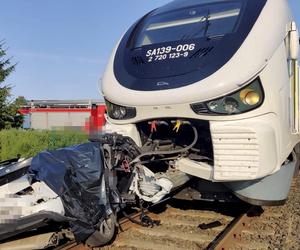 Szynobus zmiażdżył volvo na torach! Trzy osoby nie żyją po wypadku w Dąbrówce Wielkopolskiej