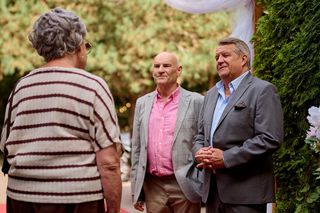 Na Wspólnej odc. 4118. Marek (Grzegorz Gzyl), Roman (Waldemar Obłoza), Otylia Czerska (Elżbieta Kijowska)