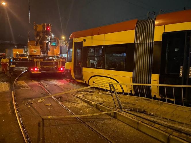 Wykolejenie tramwaju w Warszawie. Pojazd wjechał na przystanek i skasował barierki