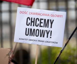 Lokatorzy z Osiedla Przyjaźń protestowali przed ratuszem: Chcemy umów z miastem, nie wysiedleń!