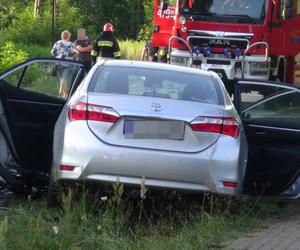 Potworna czołówka pod Legionowem. Roztrzaskane auto dachowało, są ranni