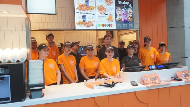 Tłumy na otwarciu Popeyes w Olsztynie. Rekordzista czekał w kolejce ponad 20 godzin
