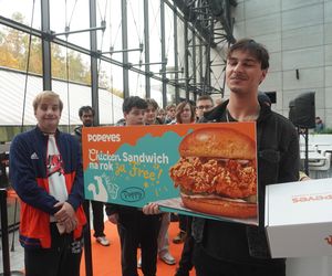 Tłumy na otwarciu Popeyes w Olsztynie. Rekordzista czekał w kolejce ponad 20 godzin