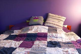 Nowoczesna aranżacja wnętrza: sypialnia fioletowa