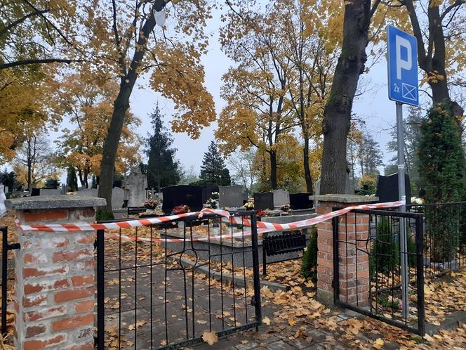 Puste cmentarze i parkingi przed toruńskimi cmentarzami