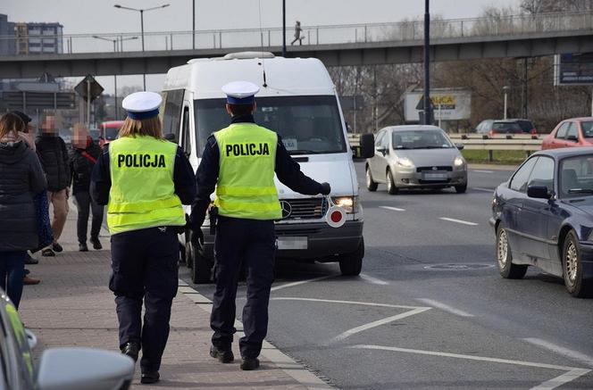 Krakowska policja kontroluje komunikację miejską, parki i skwery