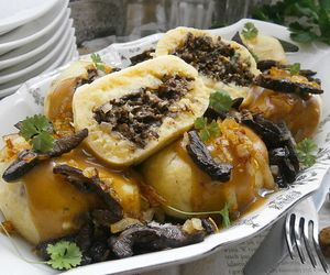 Oryginalne knedle z grzybami. Przepis na szałowy obiad za nieduże pieniądze