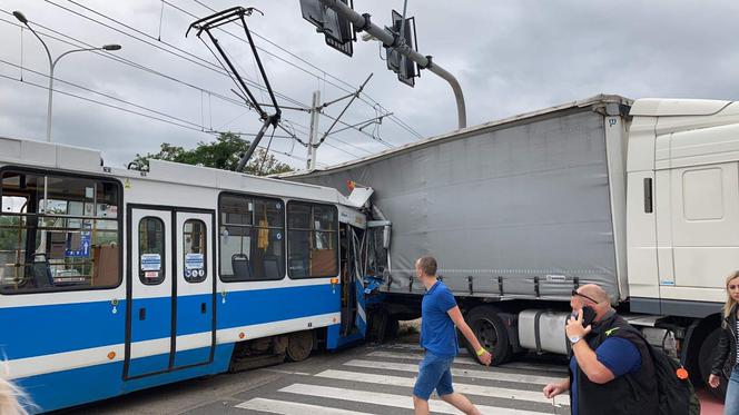 Wypadek we Wrocławiu. Tramwaj zderzył się z TIR-em 