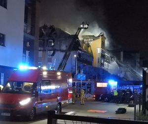 Pożar w Ząbkach. Strażacy przeszukują pogorzelisko