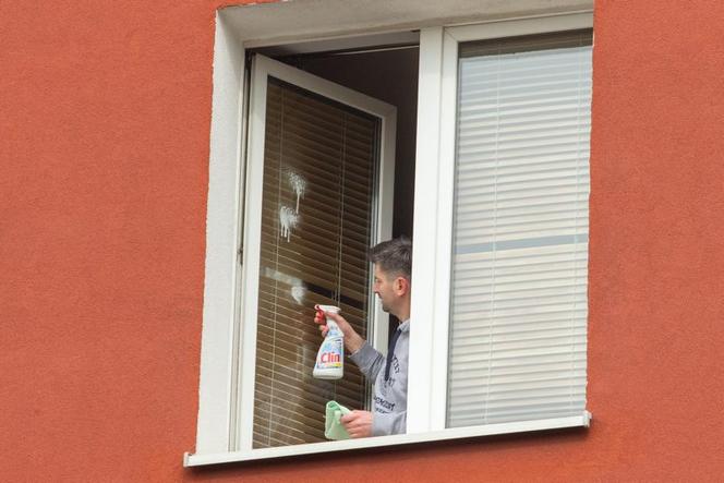 Śmiszek rządzi w domu, a Biedroń u fryzjera