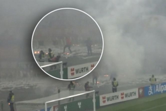 Odpalili race w trakcie hymnu na meczu z Litwą. Zapłonęły serpentyny, porządkowi gasili butami
