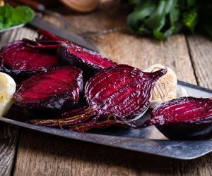 Upiecz, a nie gotuj. Tak przyrządzone buraki smakują obłędnie i są zdrowe