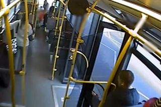 Czterolatek jechał sam autobusem.  Zobacz, co zrobił kierowca, jest nagranie 