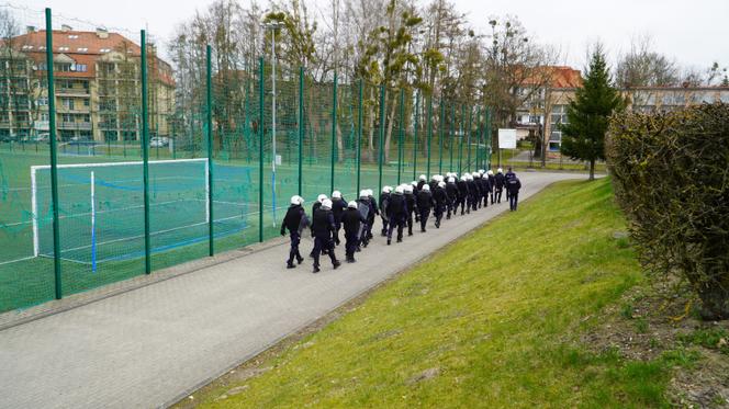 Ćwiczenia policji na stadionie w Iławie