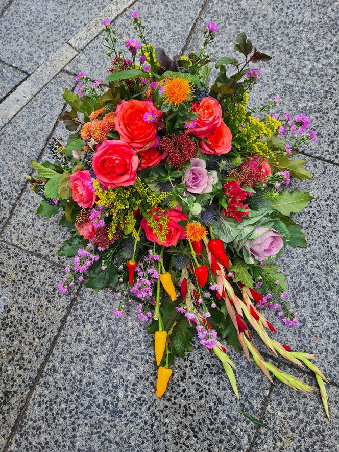 Chryzantemy wciąż drogie? Ekspert od kwiatów wyjaśnia, dlaczego ceny rosną i jak udekorować grób bez przepłacania