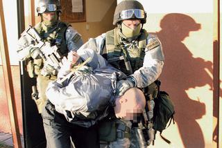 Policjanci uderzyli o świcie