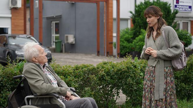 Na dobre i na złe odc. 822. Hania Sikorka (Marta Żmuda Trzebiatowska), pacjent Ambroży (Zdzisław Wardejn)