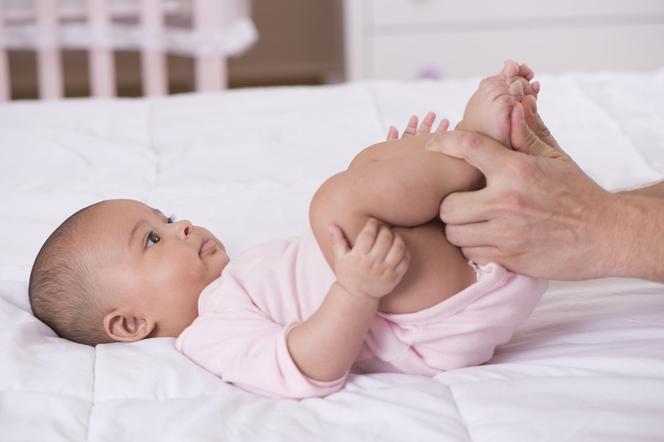 Masaż antykolkowy. Jak masować brzuszek noworodka i niemowlaka przy kolce?