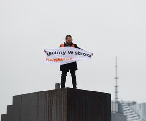 Mężczyzna wszedł na pomnik smoleński