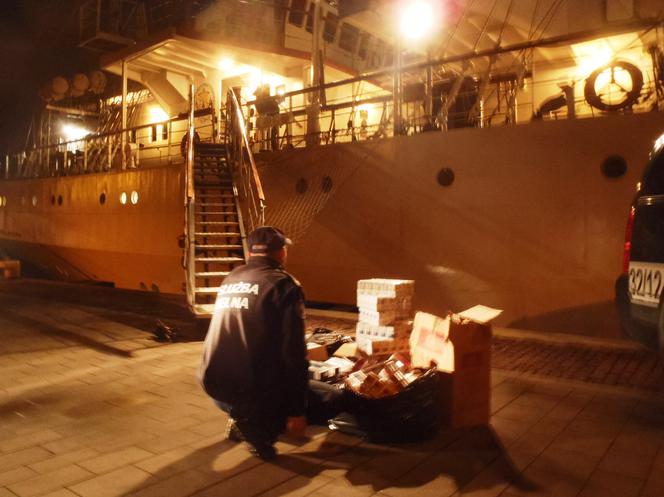 Na pokładzie żaglowca szkoleniowego wykryto dużą ilość nielegalnych papierosów