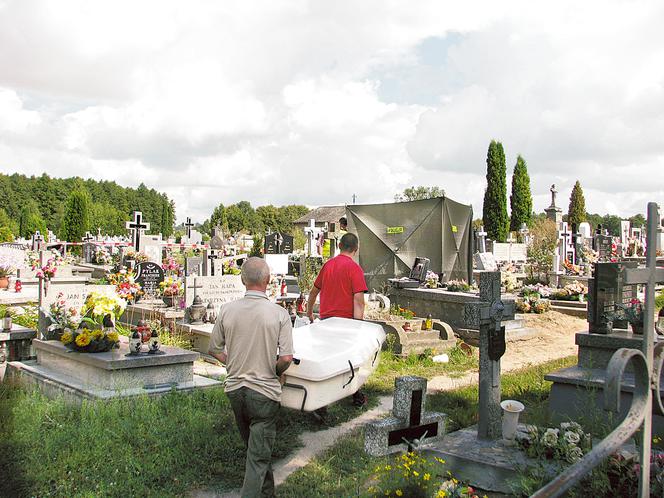 Ksiądz spalił się na grobie matki