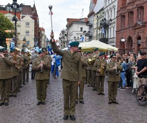 Kolorowa parada na otwarcie Dni Torunia. Przeszła przez serce toruńskiej starówki