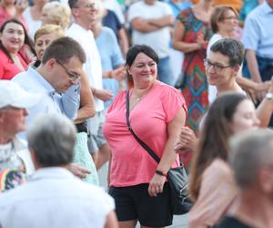 Potańcówka przed teatrem w Katowicach